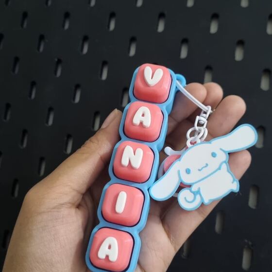 Fidget clicker nama Vania dengan charm karakter Cinnamoroll