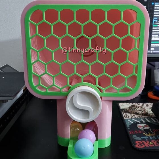 Gacha box berbentuk kepala kucing warna pink dan hijau