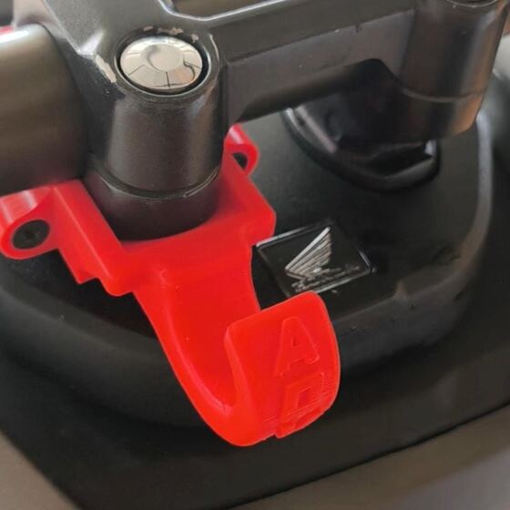 Hook custom warna merah terpasang di motor Honda ADV