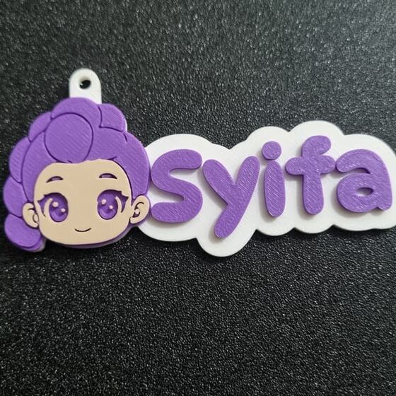 Gantungan nama Syifa dengan ilustrasi karakter anime ungu