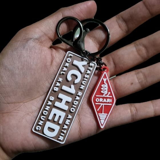 Plat nama callsign radio amatir dengan emblem