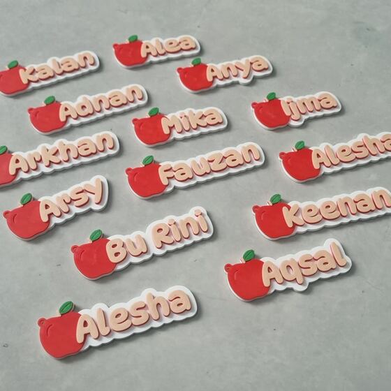 Belasan gantungan nama guru dan murid dengan charm apel merah
