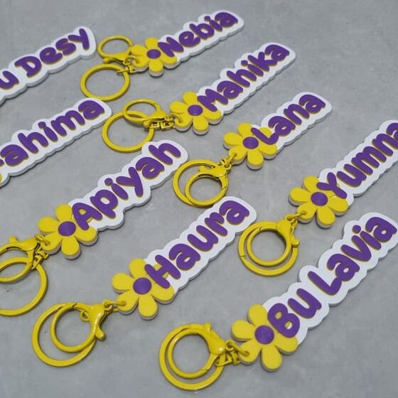 Set souvenir gantungan nama kuning dengan charm bunga