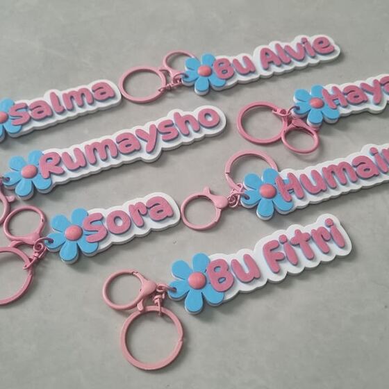 Set souvenir gantungan nama pink dengan charm bunga biru