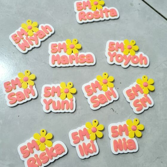 Sebelas gantungan nama guru SMP dengan charm bunga kuning